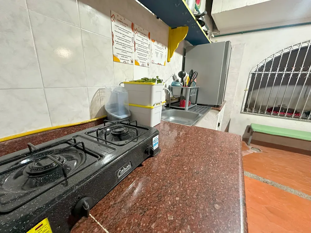 Estufa de dos puestos sobre un mesón de granito en la cocina de huéspedes