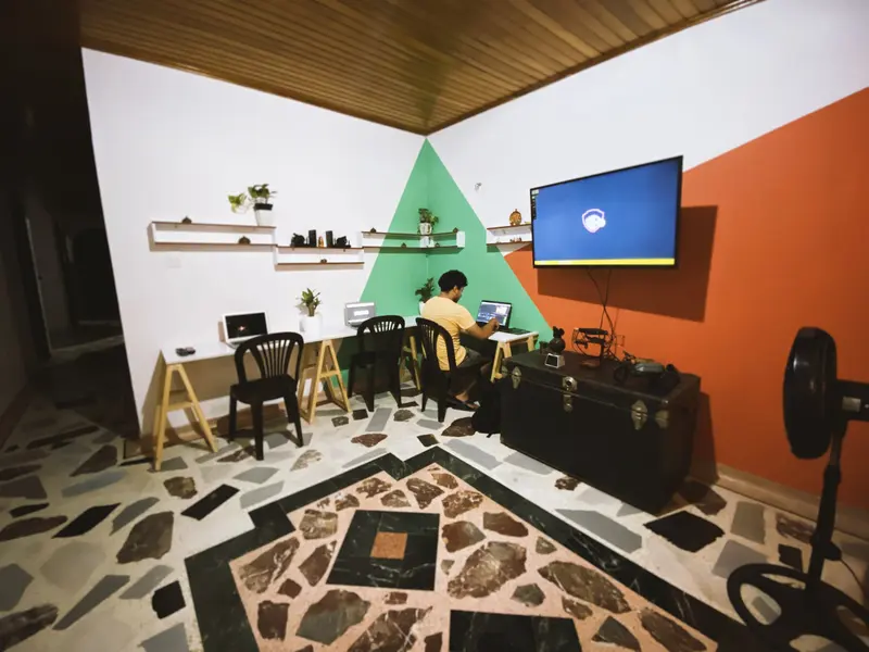 Un huésped trabajando en su portátil en el espacio de coworking